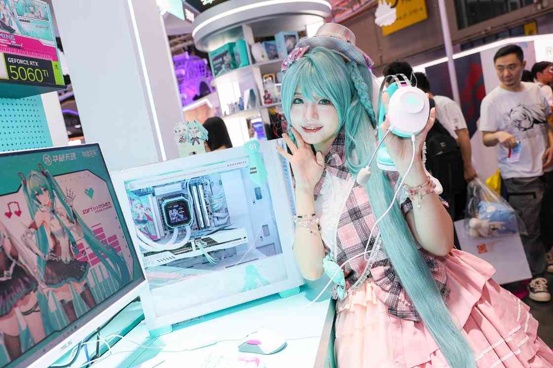 ROG BW2025展台掀次元电竞热潮：RO姬×初音未来联名主板首曝(图7)