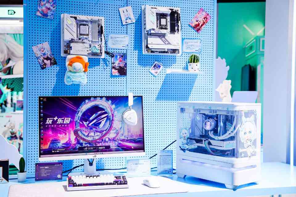 ROG BW2025展台掀次元电竞热潮：RO姬×初音未来联名主板首曝(图19)