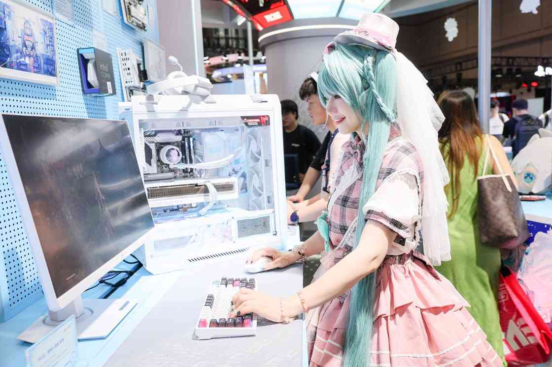 ROG BW2025展台掀次元电竞热潮：RO姬×初音未来联名主板首曝(图14)