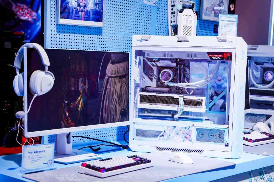 ROG BW2025展台掀次元电竞热潮：RO姬×初音未来联名主板首曝(图15)