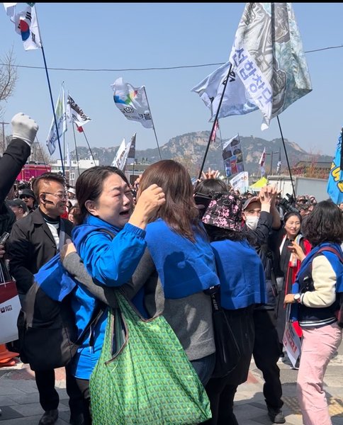 年终特稿|西西弗斯的巨石:韩国极化与贫瘠世界里的浪漫(图3) 年终特稿|西西弗斯的巨石:韩国极化与贫瘠世界里的浪漫(图3)