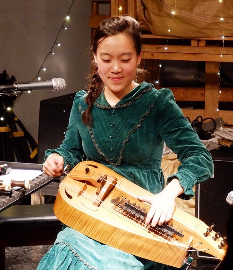 年终特稿|西西弗斯的巨石:韩国极化与贫瘠世界里的浪漫(图5) 年终特稿|西西弗斯的巨石:韩国极化与贫瘠世界里的浪漫(图5)