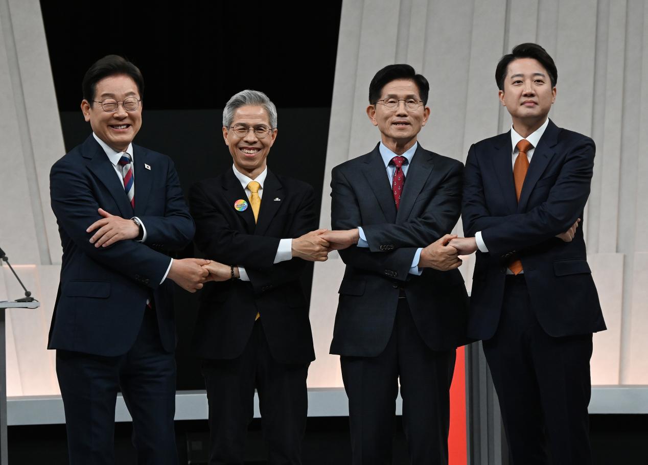 年终特稿|西西弗斯的巨石:韩国极化与贫瘠世界里的浪漫(图8) 年终特稿|西西弗斯的巨石:韩国极化与贫瘠世界里的浪漫(图8)