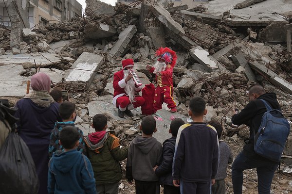 国际新闻记者的回望:2025世界依然嘈杂,在裂隙中记录历史的初稿|907编辑部(图1) 国际新闻记者的回望:2025世界依然嘈杂,在裂隙中记录历史的初稿|907编辑部(图1)